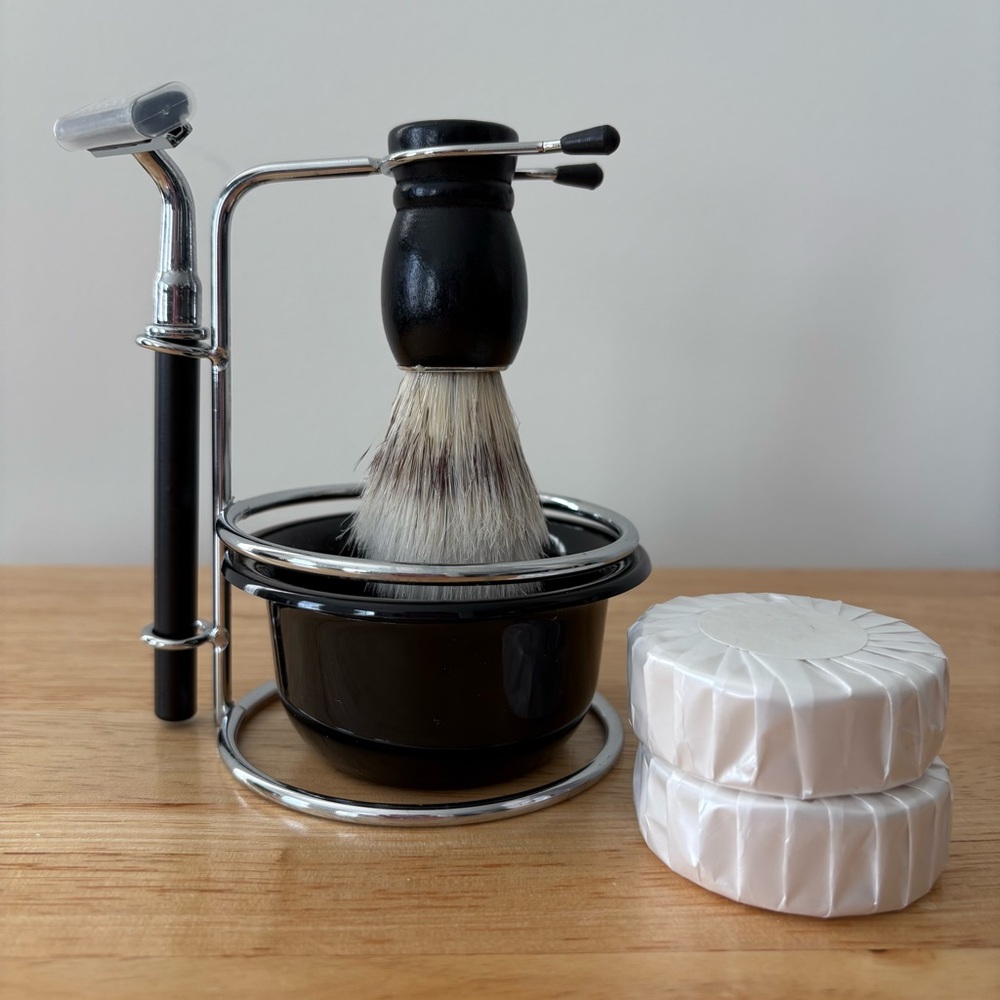 NWT Tri-Coastal Design Deluxe Shave Set
